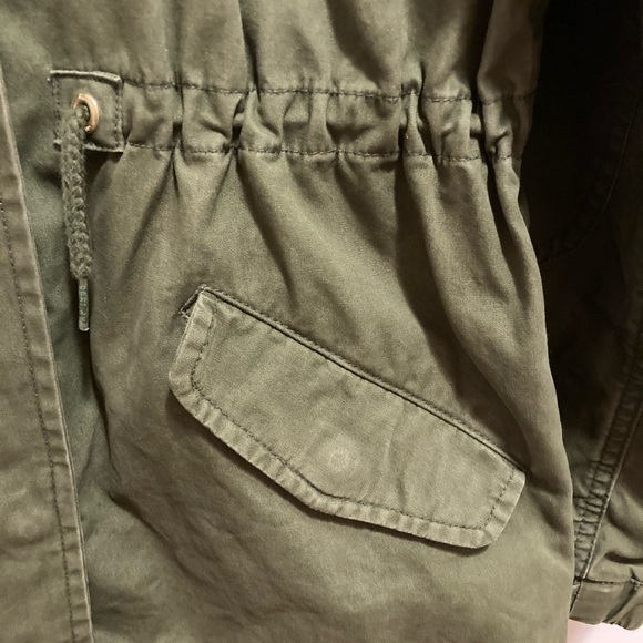 Gap kids zip up green cargo jacket with hood. - Picture 3 of 10